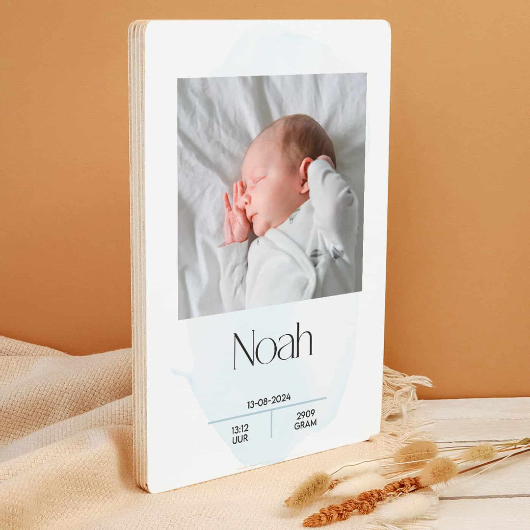 Geboorte poster op hout met foto blauw jongen; foto op houten blok; foto cadeau geboorte; kraamcadeau met foto en geboortegegevens