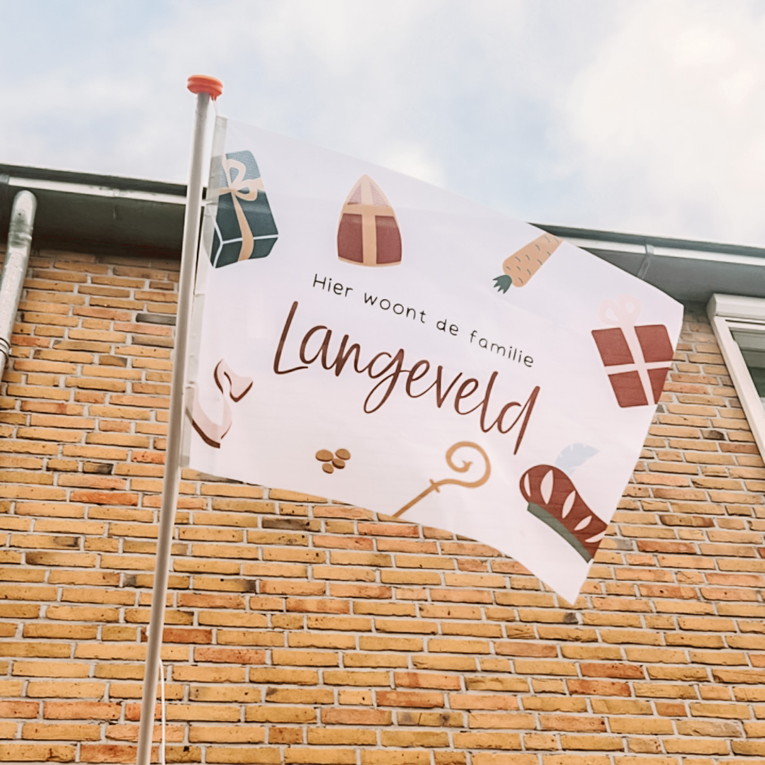 Sinterklaas decoratie 2023 Gevelvlag Hier woont de familie Langeveld
