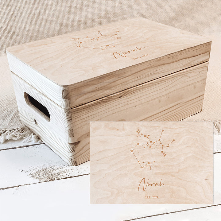 Kleine houten memorybox met sterrenbeeld.